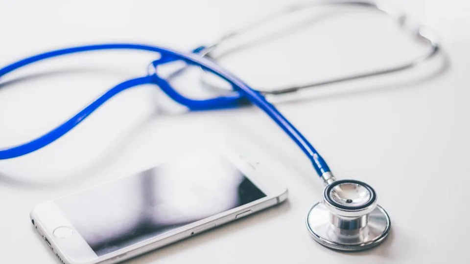Prancheta com lista de itens de orçamento de cirurgia de redução de mama