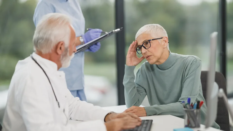 Paciente conversando com cirurgião plástico em consulta sobre mastopexia